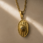 Collier  doré avec pendentif soleil texturé et strass centrale en gros plan