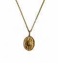 Collier  doré avec pendentif soleil ovale et strass central  sur fond blanc