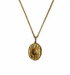 Collier  doré avec pendentif soleil ovale et strass central  sur fond blanc