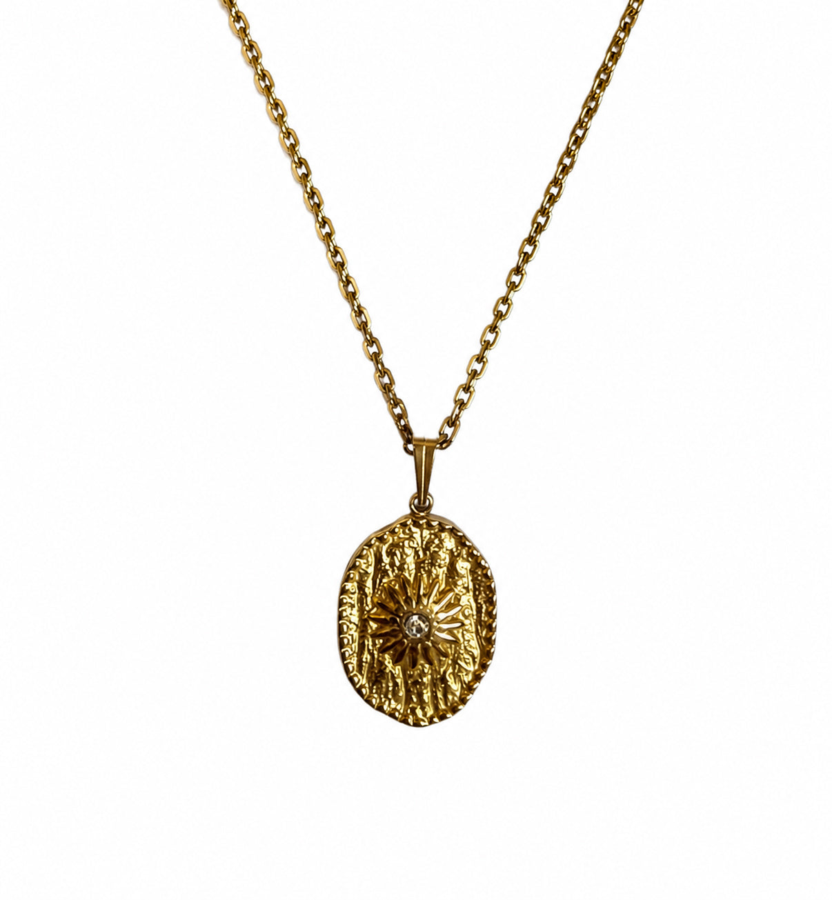 Collier  doré avec pendentif soleil ovale et strass central  sur fond blanc