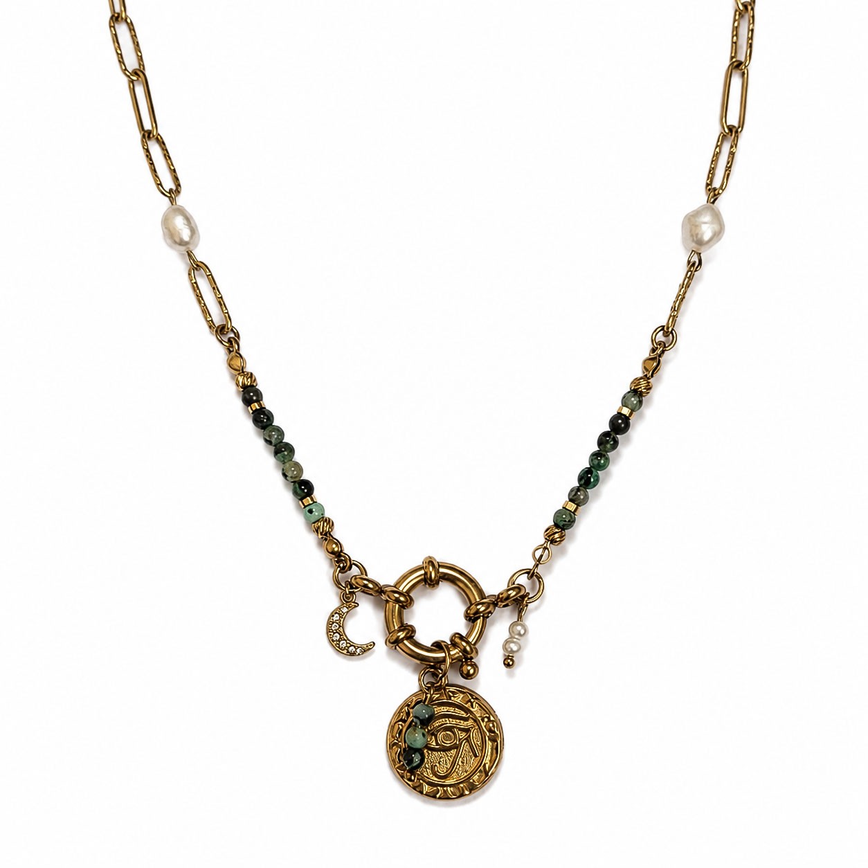Collier femme en turquoise africaine avec chaîne dorée, perles blanches, pendentif oeil et breloque lune sur fond blanc