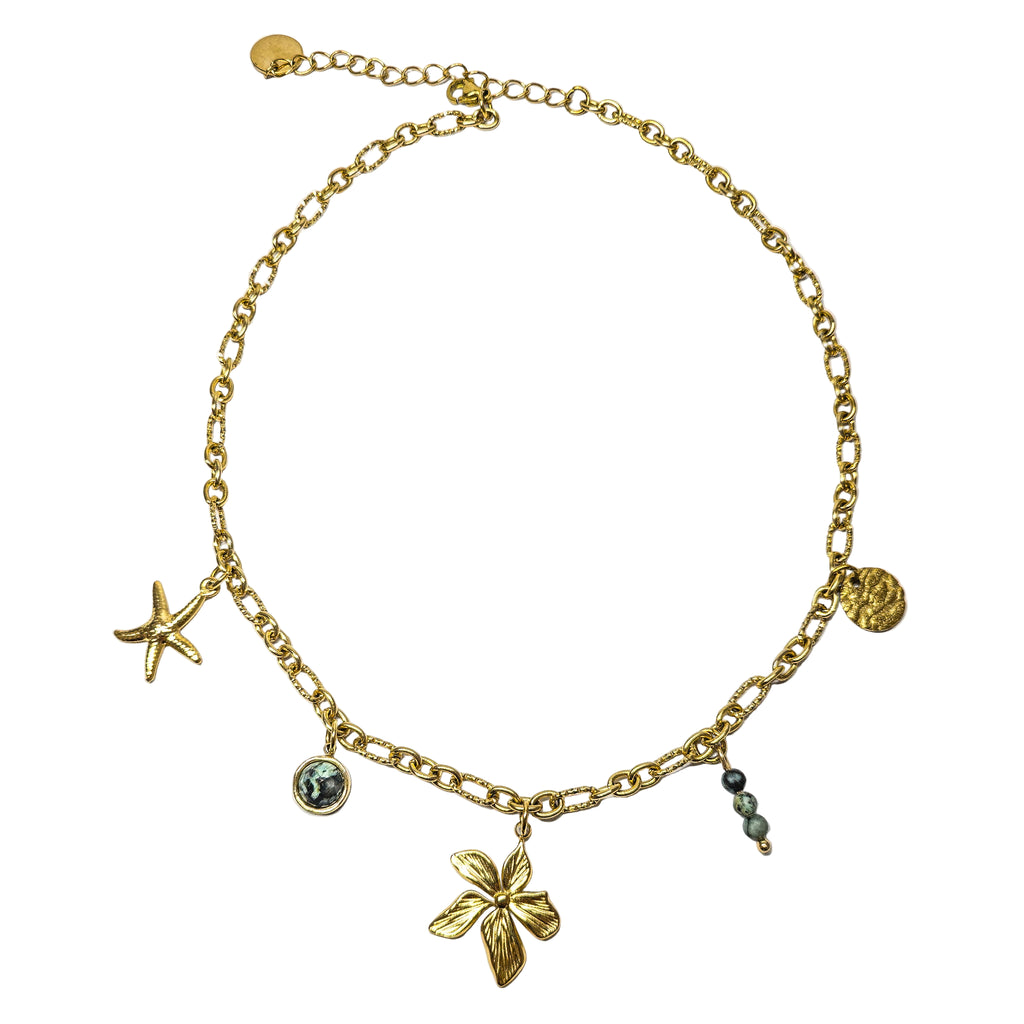 Collier doré à maillons larges avec pendentifs étoile de mer, fleur et perles naturelles de jaspe africaine sur fond blanc – bijou artisanal Clyvia Bijoux.