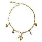 Collier doré à maillons larges avec pendentifs étoile de mer, fleur et perles naturelles de jaspe africaine sur fond blanc – bijou artisanal Clyvia Bijoux.