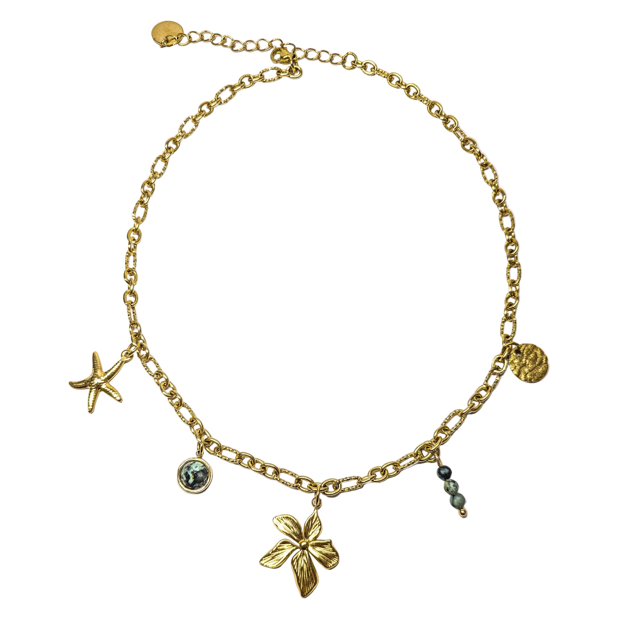 Collier doré à maillons larges avec pendentifs étoile de mer, fleur et perles naturelles de jaspe africaine sur fond blanc – bijou artisanal Clyvia Bijoux.