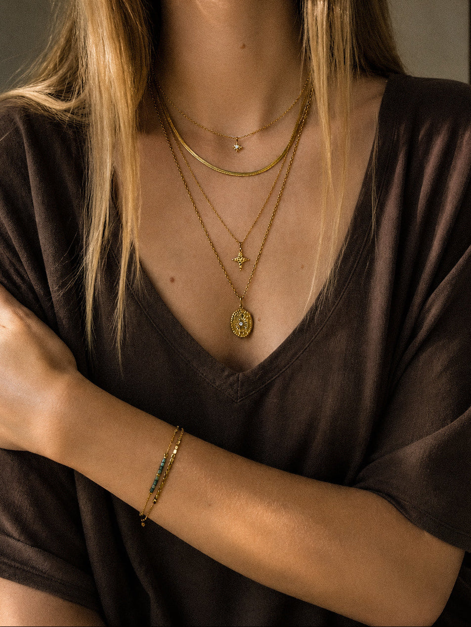 Femme portant des colliers dorés en acier inoxydable Clyvia Bijoux