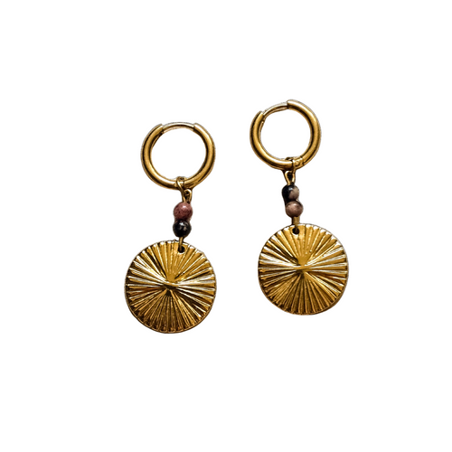 Boucles d’oreilles pendantes dorées avec pierres de rhodonite sur fond minéral