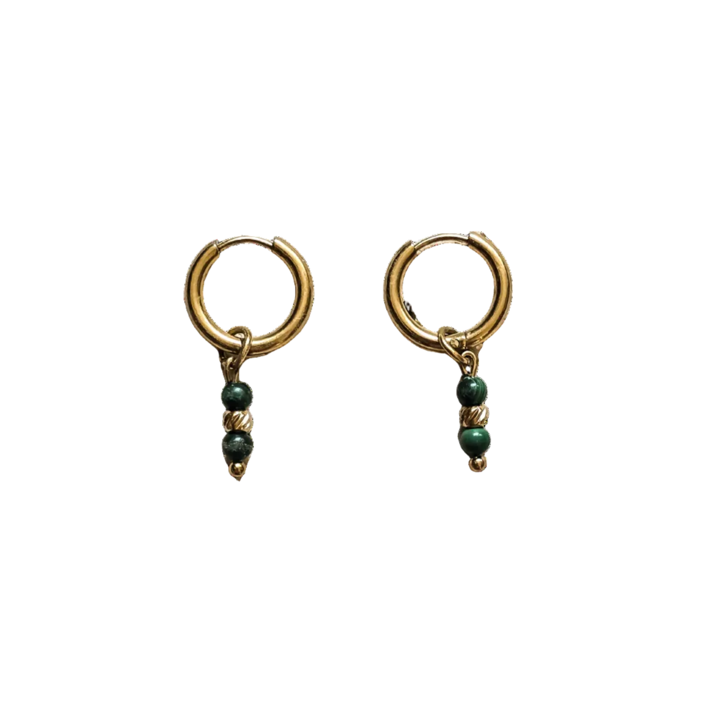 Boucles d’oreilles créoles dorées en acier inoxydable avec malachite sur fond blanc