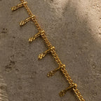 Détail des petites pampilles texturées et de la chaîne dorée du bracelet Orelk
