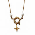 Détail du collier avec pendentif étoile doré et perles d’eau douce