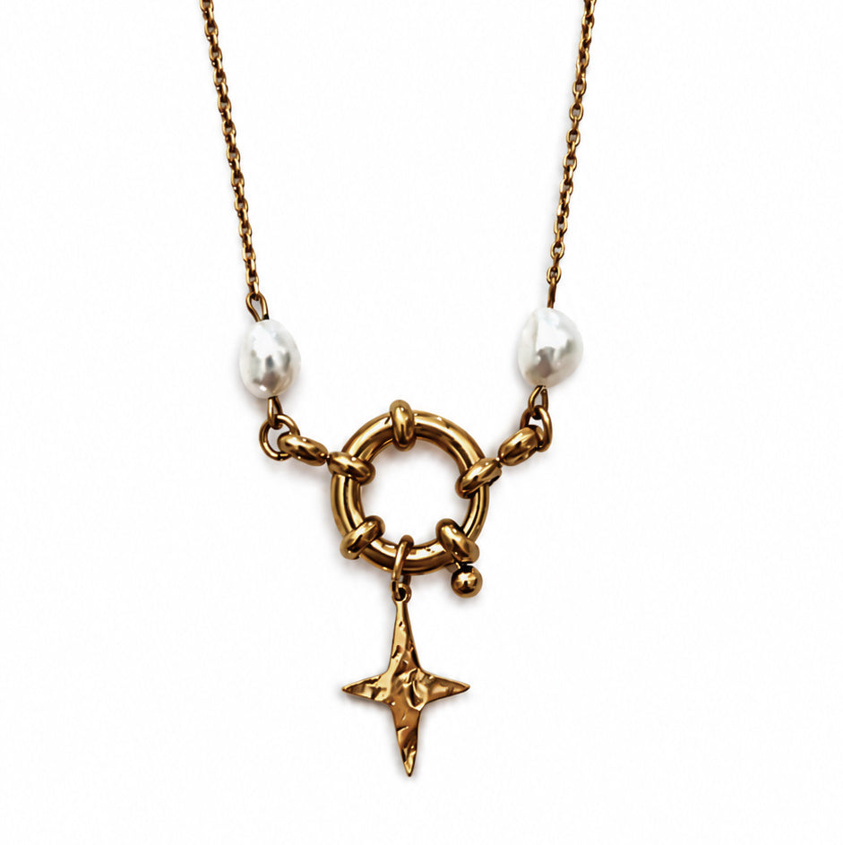Détail du collier avec pendentif étoile doré et perles d’eau douce