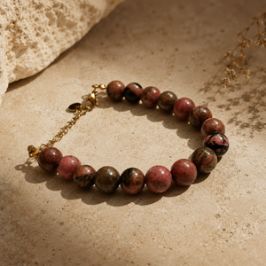 Bracelet en perles de rhodonite roses et noires avec chaîne dorée réglable