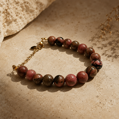Bracelet en perles de rhodonite roses et noires avec chaîne dorée réglable