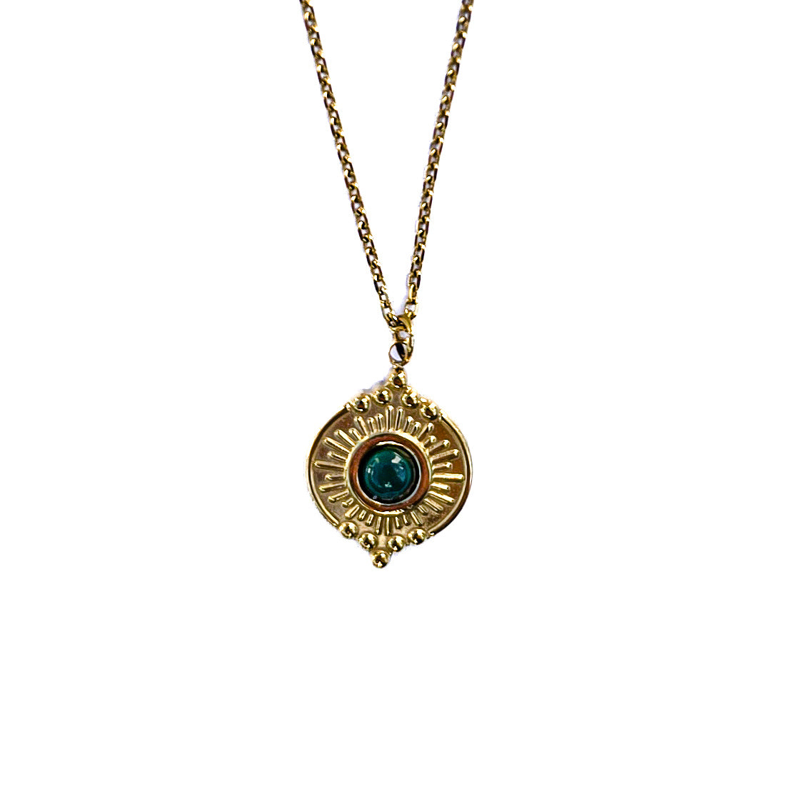 Gros plan sur un pendentif doré texturé avec malachite verte sur chaîne fine